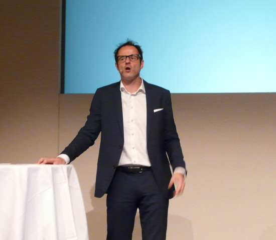 "Zufällig erfolgreich" lautet das Motto, unter dem sich der Kabarettist und Diplom-Physiker Vince Ebert so seine Gedanken machte.