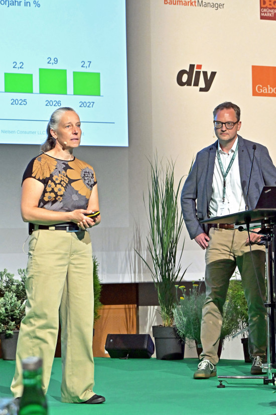 „Zwischen Boom und Bremse“: Zahlen und Fakten zum Gartenmarkt lieferten Christiane Klietz und Alexander Theile von GfK/NiQ. „Zwischen Boom und Bremse“: Zahlen und Fakten zum Gartenmarkt lieferten Christiane Klietz und Alexander Theile von GfK/NiQ.