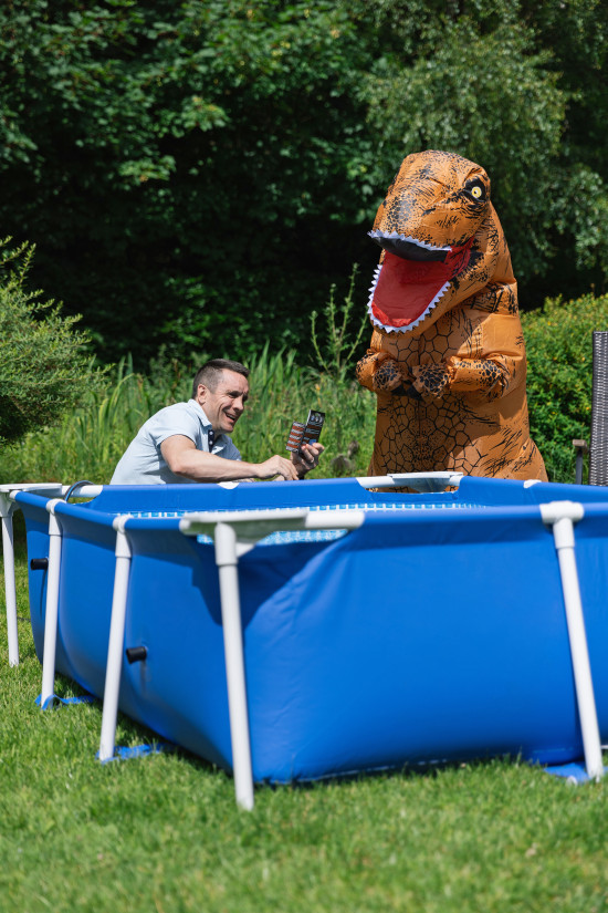 Um den „dinosaurierstarken” Halt der Klebebänder zu illustrieren,&nbsp;hat Kip T-Rex zum Namensgeber gemacht.