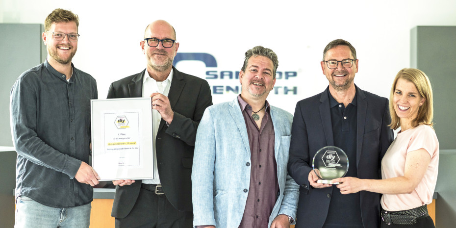 Übergabe von Pokal und Urkunde mit Raphael Hövener, Projektkoordination Marketing (von links), Hansjoerg Hußlein, Key Account Manager DIY, Redakteur Oliver Mengedoht, Geschäftsführer Christian Hajek und Wenke Kohl, Leitung Marketing und Kommunikation. Übergabe von Pokal und Urkunde mit Raphael Hövener, Projektkoordination Marketing (von links), Hansjoerg Hußlein, Key Account Manager DIY, Redakteur Oliver Mengedoht, Geschäftsführer Christian Hajek und Wenke Kohl, Leitung Marketing und Kommunikation.