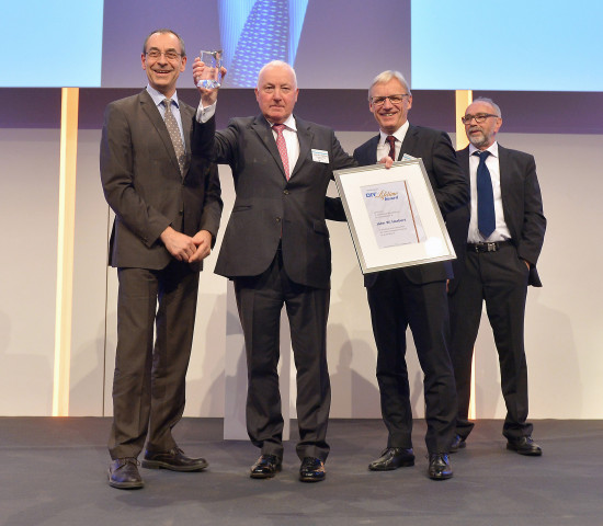 Der Preis wird vom BHB und dem Dähne Verlag vergeben. Von links: Marc Dähne, John Herbert, der BHB-Vorsitzende Detlef Riesche und der Laudator Manfred Valder.