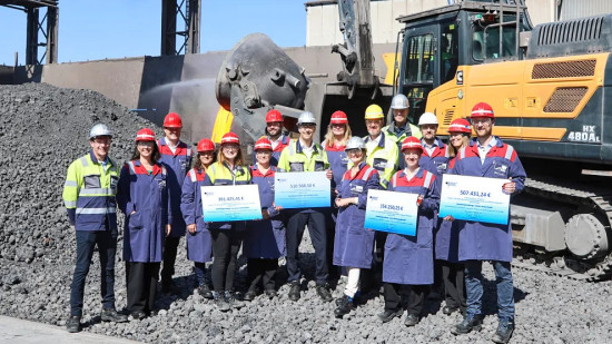 Darüber hinaus hat Holcim erst kürzlich einen CO₂-reduzierten Klinkerersatzstoff vorgestellt. Er wird aus Elektroofenschlacken hergestellt und soll als klimaschonendes Bindemittel die Zementproduktion der Zukunft ermöglichen.