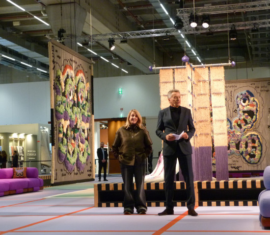 Patricia Urquiola und Detlef Braun eröffneten die Messe vor der Installation „Among-us“.&nbsp;