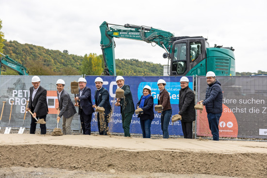 Bei European Aerosols in Haßmersheim fand im vergangenen Herbst der Spatenstich zum Bau des neuen Hochregallagers statt. Bei European Aerosols in Haßmersheim fand im vergangenen Herbst der Spatenstich zum Bau des neuen Hochregallagers statt.