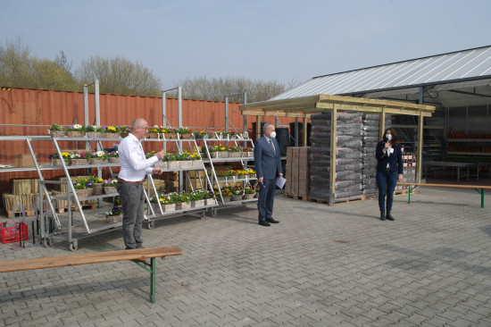 Die Eröffnungsrede vor den Teilhabern wurde im Außenbereich des Marktes gehalten.&nbsp;