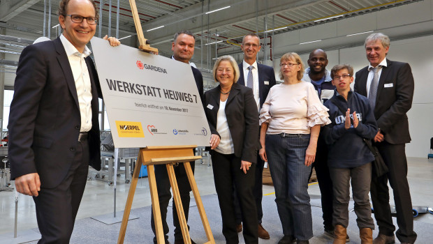 Eröffnung der Werkstatt „Heuweg 7“ im Ulmer Donautal am 18. November (v. l.): Sascha Menges (Gardena), Stefan Noerpel-Schneider (Noerpel), Birgit Koepsel (AWO Heidenheim), Roland Hüber (St. Elisabeth-Stiftung), Andrea Janito, Aibi Adburahman und ein weiterer Kollege (Beschäftigte der neuen Werkstatt), Roland Bader (Lebenshilfe Iller-Donau). Eröffnung der Werkstatt „Heuweg 7“ im Ulmer Donautal am 18. November (v. l.): Sascha Menges (Gardena), Stefan Noerpel-Schneider (Noerpel), Birgit Koepsel (AWO Heidenheim), Roland Hüber (St. Elisabeth-Stiftung), Andrea Janito, Aibi Adburahman und ein weiterer Kollege (Beschäftigte der neuen Werkstatt), Roland Bader (Lebenshilfe Iller-Donau).