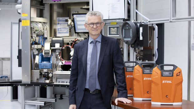 Stihl-Vorstandsvorsitzender Bertram Kandziora in der Akku-Fertigung in Waiblingen. Dort fertigt das Unternehmen rückentragbare Akkus für den Profianwender. Foto: obs/Andreas Stihl AG & Co. KG/Katrin Spannblöchl Stihl-Vorstandsvorsitzender Bertram Kandziora in der Akku-Fertigung in Waiblingen. Dort fertigt das Unternehmen rückentragbare Akkus für den Profianwender. Foto: obs/Andreas Stihl AG & Co. KG/Katrin Spannblöchl