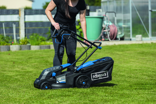 Der Griff des Rasenmähers lässt sich platzsparend zusammenklappen.&nbsp;