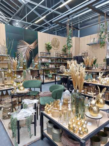 In regelmäßig wechselnden Themenbuchten präsentiert sich die Boutique. In regelmäßig wechselnden Themenbuchten präsentiert sich die Boutique.