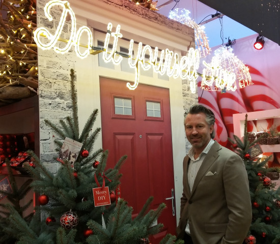 Pascal Koeleman von 2dezign führte über den Retail Boulevard - hier bei der Baumarktlösung.