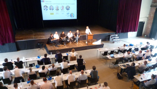 In einer Podiumsdiskussion sprachen Branchenexperten über Potenzial und Risiken von KI-Einsatz in der Baumarkt-Logistik.&nbsp;