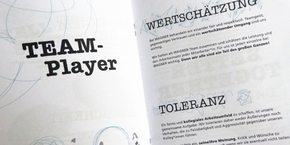 Neue Mitarbeiter und Auszubil­dende erhalten einen Flyer.&nbsp;