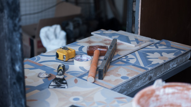 Sakret hat einen Fliesenkleber mit einem Spezialzement entwickelt, bei dessen Herstellung 22 Prozent weniger CO2 freigesetzt wird. Sakret hat einen Fliesenkleber mit einem Spezialzement entwickelt, bei dessen Herstellung 22 Prozent weniger CO2 freigesetzt wird.