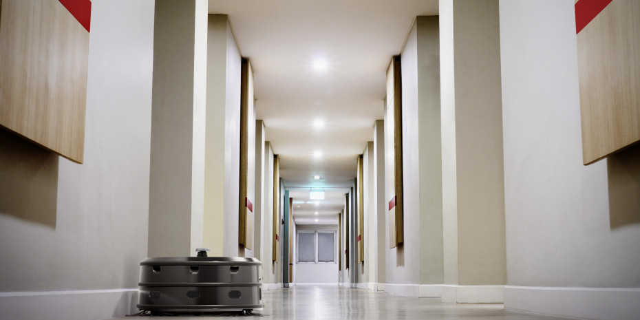 Der neue Saugroboter Kira CV 50 bietet eine autonome Flächenleistung von über 500 m²/h – zwei Seitenbesen entfernen lose Verschmutzungen auch am Rand.&nbsp;