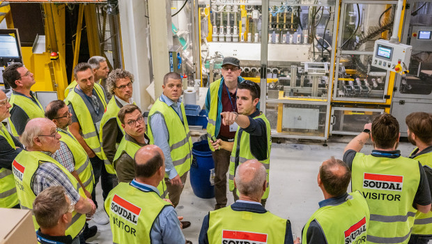 Zu den Highlights des Expertentages zählten die Werksführungen bei Soudal, die spannende Einblicke in die&nbsp;Produktion von Kleb- und Dichtstoffen boten