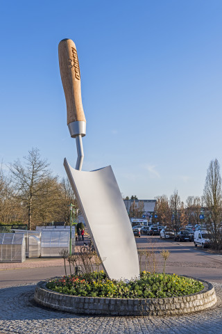 Zwölf Meter hoch und 3,5 Tonnen schwer ist die Handschaufel an der neu gestalteten Einfahrt.