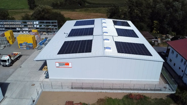 Die neue Halle ist mit einer Photovoltaikanlage ausgestattet.