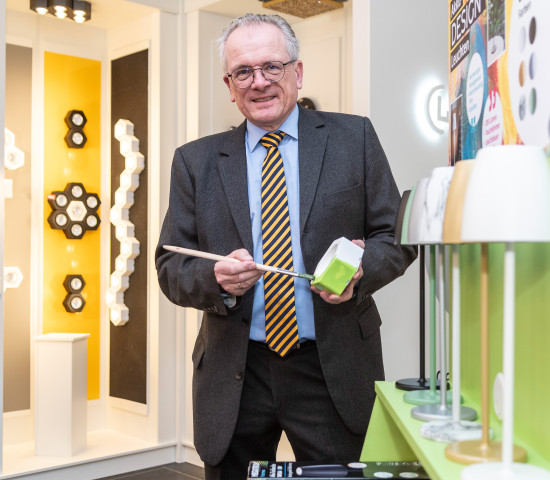 Christoph Seidel von IDV präsentiert die Leuchte Mosaik aus Stuckgips zum Bemalen.&nbsp;