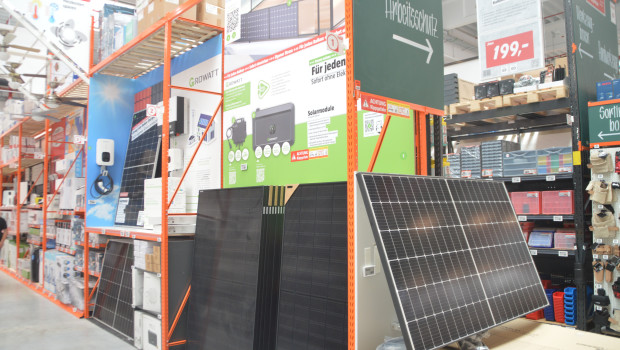 Steckersolargeräte für den Balkon sind inzwischen auch zunehmend im Baumarkthandel zu kaufen.&nbsp;