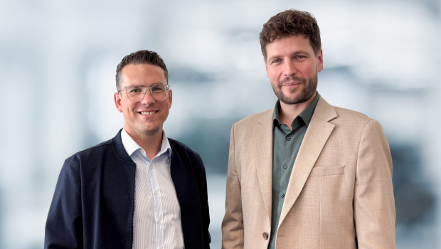 Julien Schön (l.) und Kai Bruch stehen seit 1. Oktober an der Spitze des Versicherungsmakler-Dienstleisters in der Eurobaustoff-Gruppe. Julien Schön (l.) und Kai Bruch stehen seit 1. Oktober an der Spitze des Versicherungsmakler-Dienstleisters in der Eurobaustoff-Gruppe.