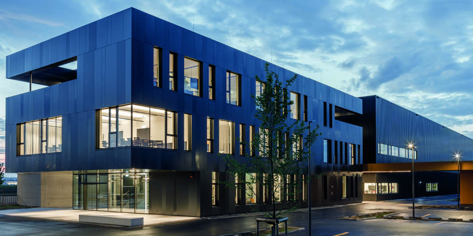 Die Firmenzentrale in Enns ist mit einer Photovoltaikanlage ausgestattet und nutzt eine regionale Biomasseheizung für die Wärmeversorgung.