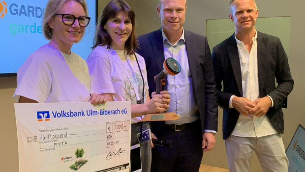 Sylvie Basler und Claudia Nassif von FYTA aus Berlin nehmen von Gardena-Chef Pär Åström und Marco dem Brand Director von Gardena (von links) die Auszeichnung des mit 5.000 Euro dotierten 1. Platzes beim "Gardena brand award" entgegen.