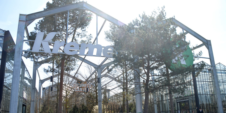 Geht eigentlich gar nicht, aber hier halt doch: Eine (auch noch schief gewachsene) Kiefer verdeckt Teile des Schriftzugs an der Eingangsfassade.