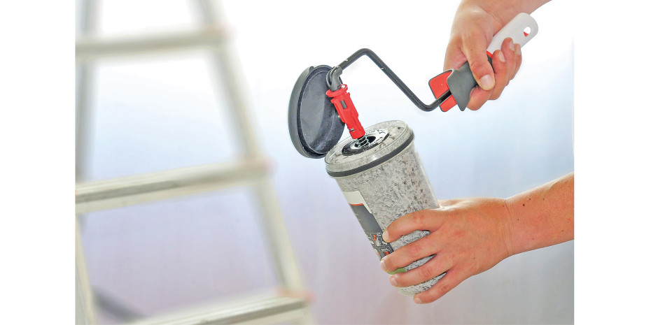 Ist sie zwischen den Einsätzen in einer Aufbewahrungsbox verstaut, kann die Farbwalze länger genutzt werden.