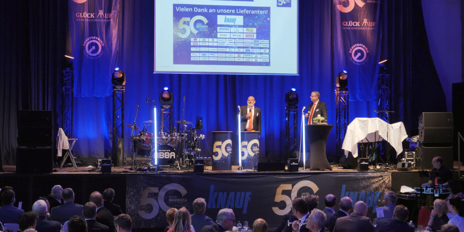 Die Bauvista-Geschäftsführer Johannes Häringslack (l.) und Jörg Kronenberg bedanken sich bei den Lieferanten für die partnerschaft-liche Zusammenarbeit.