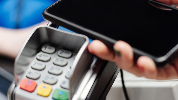 Bezahlen mit dem Handy wird immer beliebter. Bezahlen mit dem Handy wird immer beliebter.