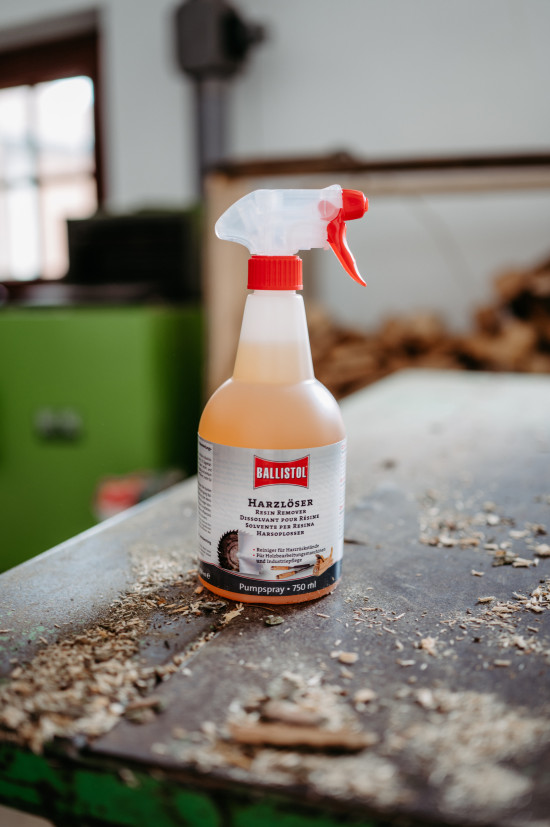 Der Harzlöser ist ein Highlight im Technik-Sortiment. Er wirkt gegen Verschleiß und sorgt dafür, dass Klingen und Sägeblätter wieder sauber schneiden.&nbsp;