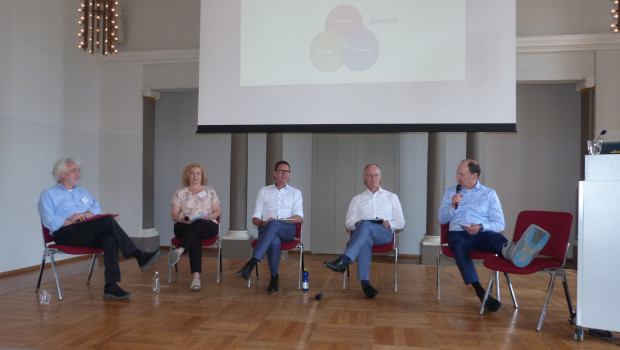 Michael Steinert, Herausgeber der Zeitschrift BTH Heimtex, Ruth Prinzmeier, Sustainability Manager beim Bodenbelagshersteller Interface, Oliver Koopmann, Teamleader Qualitätsentwicklung & Nachhaltigkeit bei Bauhaus, Thomas Hülsmann, Geschäftsführer von Vinyl Plus Deutschland, und VDT-Geschäftsführer Karsten Brandt (v. l.) diskutierten in einem Roundtable über Nachhaltigkeit.&nbsp;