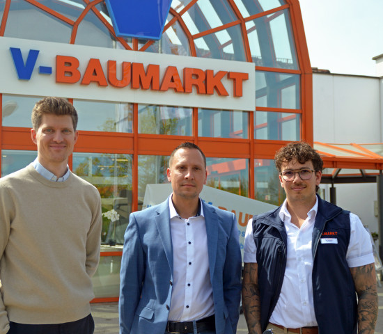 Der geschäftsführende Gesellschafter Christoph Hermann (l.) zusammen mit dem Vertriebsverantwortlichen Marcel Herzing (M.) und Marktleiter Fabian Schmid vor dem neuen Markt.