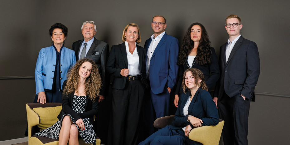 Bei FN Neuhofer arbeitet die gesamte Familie im Unternehmen mit: Christiana und Franz Neuhofer senior bilden die neunte Generation, Helga und Franz Neuhofer die aktuelle Geschäftsleitung, auch Franz‘ Schwester Caroline Schön ist mit dabei und Sohn Sebastian sowie die beiden Töchter Victoria (vorne li.) und Sarah bringen sich schon in Stellung. &nbsp;
