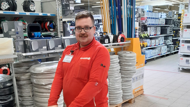 Jan-Niklas Bobenrieth war beruflich zunächst in einer Gartengruppe der Herforder Werkstätten zuhause, die der Lebenshilfe vor Ort gehören. Seit seinem Umzug wohnt er in unmittelbarer Nähe des Toom-Marktes in Herford. Nach einem knappen halben Jahr auf einem Werkstattaußenarbeitsplatz hat der Baumarkt ihn in eine sozialversicherungspflichtige Stelle übernommen.