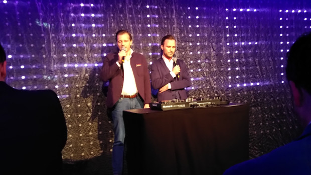 Michael Kossmann (l.) und Philipp Müller haben bei der Eröffnung die Bedeutung der Lichtwoche Sauerland unterstrichen. Michael Kossmann (l.) und Philipp Müller haben bei der Eröffnung die Bedeutung der Lichtwoche Sauerland unterstrichen.