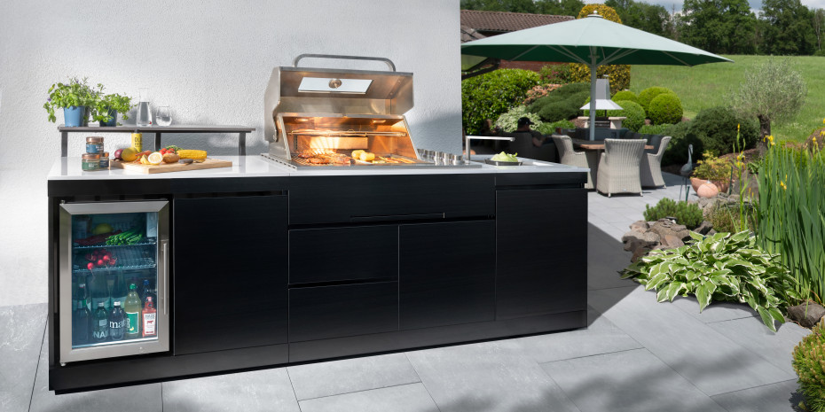 Vom Kompakt-Modell mit Grill und Arbeitsfläche bis zu voll ausgestatteten Varianten mit Spüle, Kühlschrank &nbsp;und Kochfeld – Outdoorküchen sind heute mehr als nur eine einfache Grillstation.