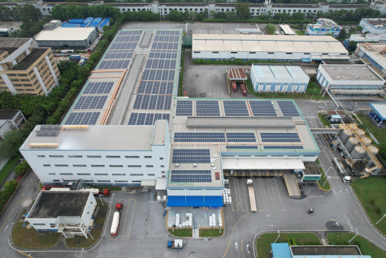 Auf dem Dach der Produktionsstätte in Guangzhou wurden bislang knapp 3.000 Solarmodule installiert.&nbsp;