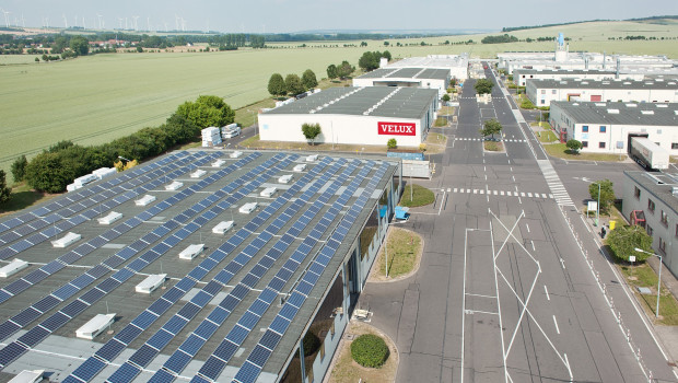 Velux ist dem Ziel, die eigenen Kohlendioxid-Emissionen bis 2020 zu halbieren, einen Schritt näher gekommen. Velux ist dem Ziel, die eigenen Kohlendioxid-Emissionen bis 2020 zu halbieren, einen Schritt näher gekommen.