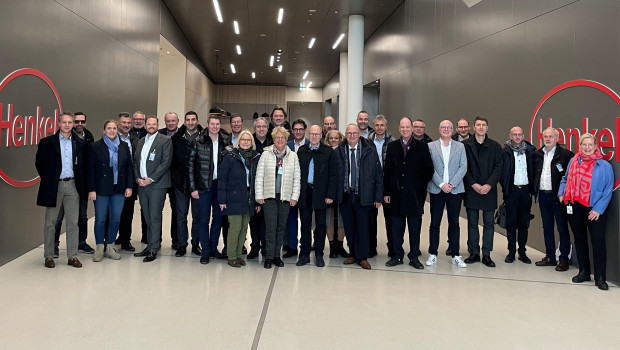 Die Konferenz wurde vom Verbandsmitglied Henkel organisiert, das mit dem Tapetenkleister Metylan am Markt aktiv ist.&nbsp;