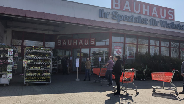 Die Baumärkte achten darauf, dass die Kunden Abstand zu sich und den Mitarbeitern im Markt halten.