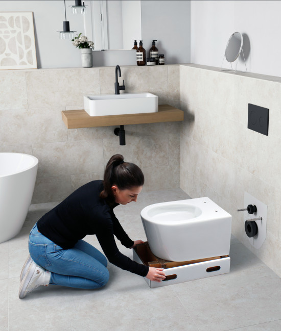 Die WCs werden zur einfacheren Montage auf der Verpackung &nbsp;an die Wand herangeschoben.&nbsp;