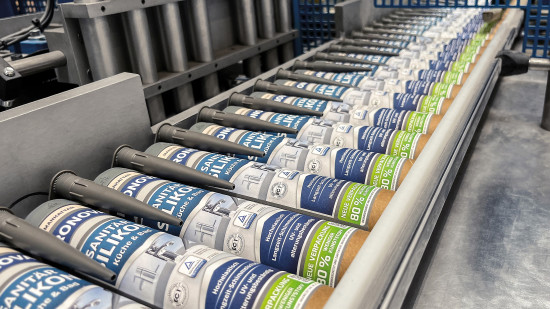 Pappkartuschen vor der Konfektionierung in der Abfüllanlage.&nbsp;