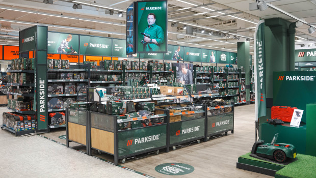In großen Parkside-Shop-in-Shops wie in der Kaufland-Filiale in Neckarsulm finden sich die typische Farbigkeit der Marke ebenso wie Marketingmotive und Fußbodenaufkleber.