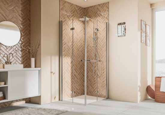 Eine Dusche aus der neuen Linie Elana 2.0 mit Eckeinstieg und Drehfalttür.