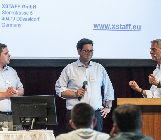 Markus Schering (v.r.) mit Antonios Rigalos und Kevin Feuser von XStaff.