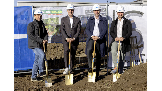 Dipl. Ing. Bmstr Bruno Doll (Geschäftsführung Bauunternehmen Doll), Mag.&nbsp;Stefan Windhager, Dr. Lukas Windhager und DI Markus Strobl (Architekt, v. l.) auf dem Firmengelände den symbolischen ersten Spatenstich für den neuen&nbsp;Hallenbau gesetzt.