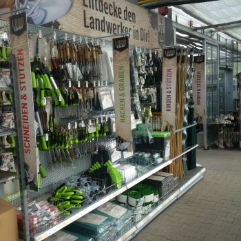 Für das Landwerker-Sortiment hat die Sagaflor eine eigene Regalwand entwickelt.