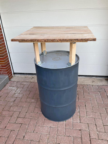 Ein Teilnehmer verwandelte eine rostige Tonne in einen Stehtisch.