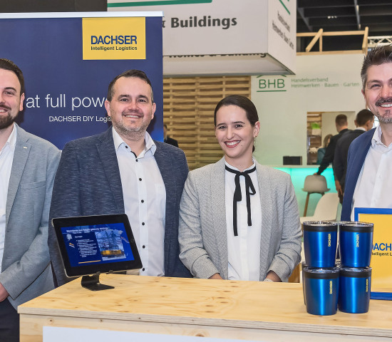 Tobias Merk (Business Development Manager; von links), Patrick Schwab (Corporate Business Development Manager), Saskia Ngongang (Consultant im Team Sales Support & Retail) und Jens Wollmann (Department Head) auf der Eisenwarenmesse 2024 in Köln.&nbsp;